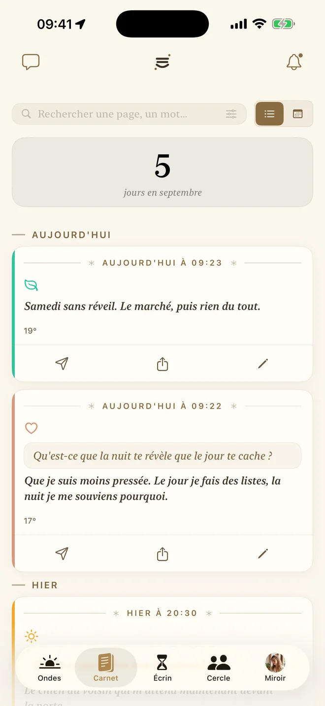 L’onglet Carnet : les pages d’un mois, avec leur humeur et leur heure.